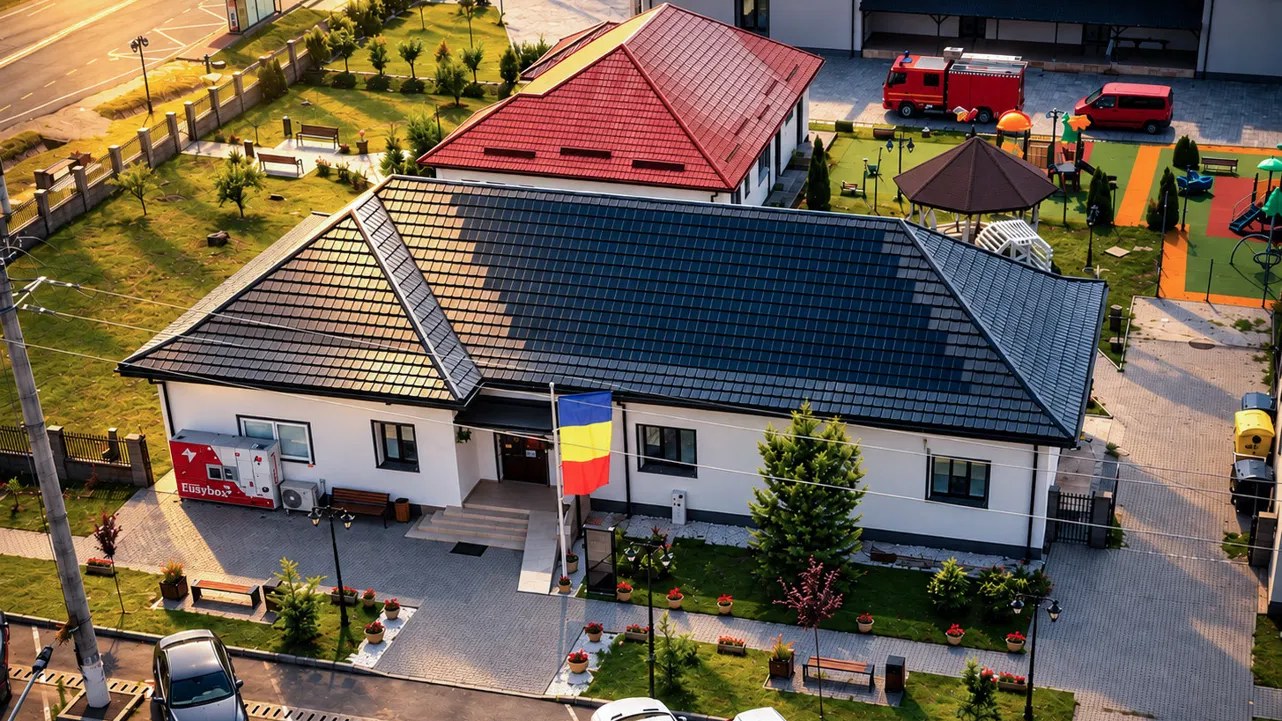 Primaria Comunei Remetea Mare - acoperis cu tigla fotovoltaica integrata Ewolt, 20 kWp