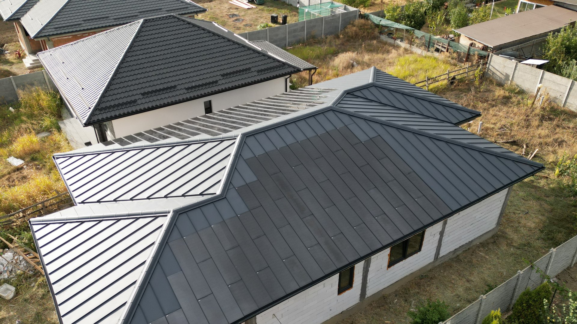 Casa rezidentiala noua din Slatioara, Olt - acoperis complet cu tigla fotovoltaica plata eTile Flat Ewolt