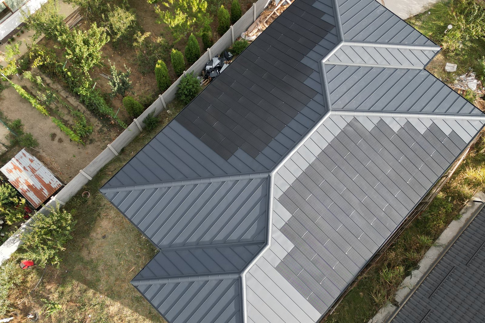 Vedere de sus a acoperișului din Slătioara cu zone active și inactive de țiglă fotovoltaică eTile Flat